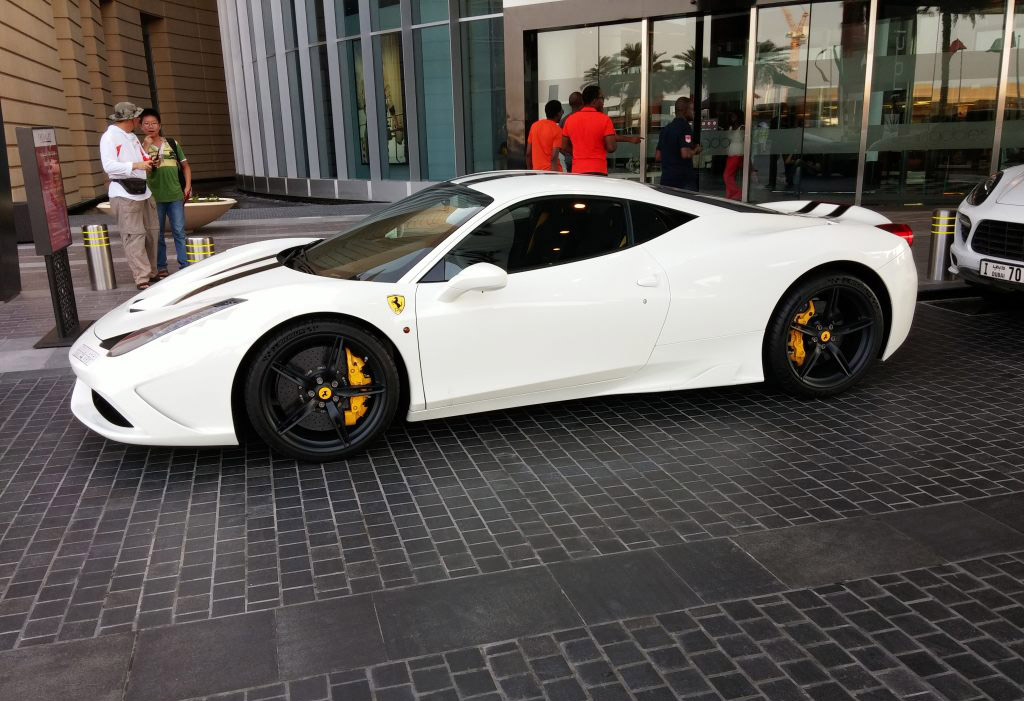 迪拜街头 超级帅气的法拉利458 Speciale