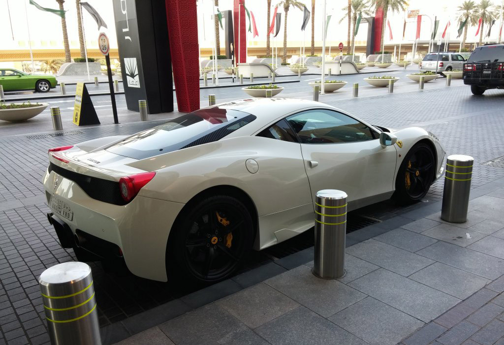 迪拜街头 超级帅气的法拉利458 Speciale