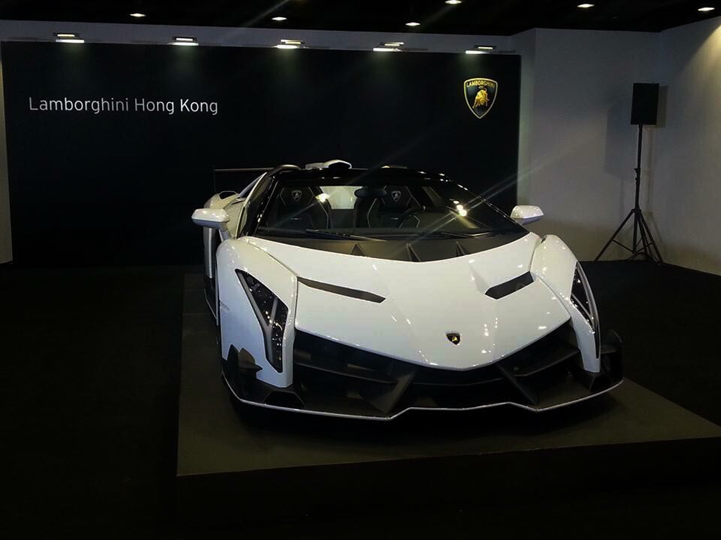 veneno roadster (1)