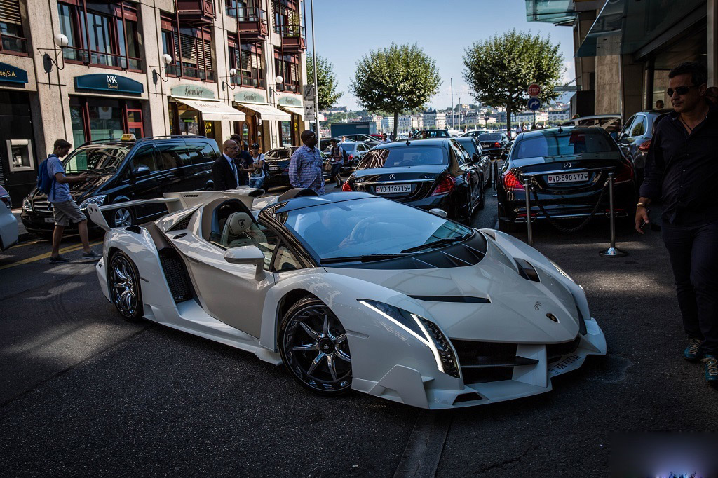 veneno-roadster (1)