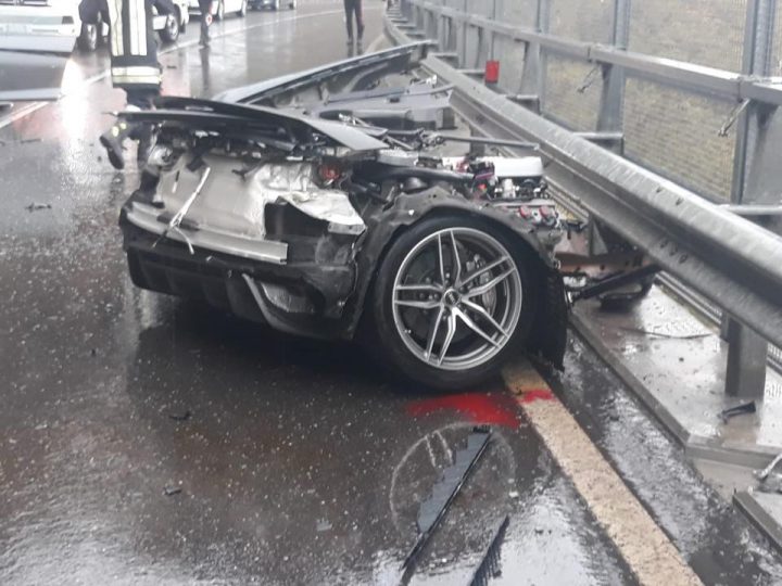一辆奥迪R8 在极端碰撞车祸下造成断二事故引发的大讨论 | 咱车